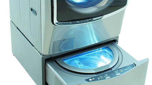 Na veletrhu CES 2015 předvedla společnost LG pračku, v jejímž soklu je umístěný ještě malý buben pro praní drobných kusů prádla.
