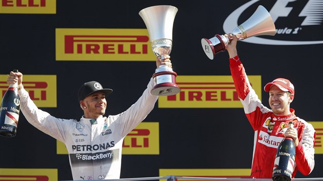 Lewis Hamilton (vlevo) z trofej pro vtze a Sebastian Vettel s pohrem za druh msto ve Velk cen Itlie.