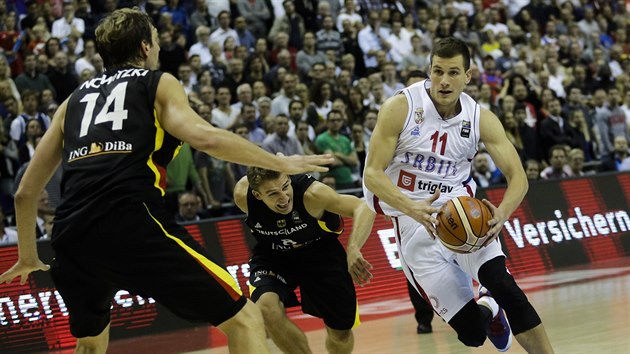Srbsk basketbalista Nemanja Nedovi se t na brnc nmeckou hvzdu Dirka Nowitzkiho.