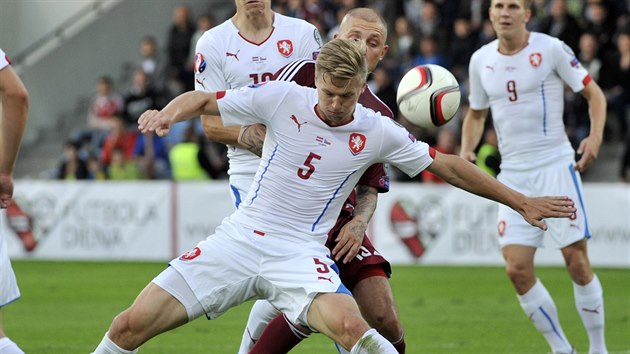 eský fotbalista Václav Procházka bránný  Denissem Rakelsem.