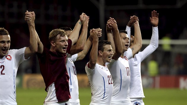 et fotbalist se raduj z vtzstv v Lotysku a postupu na EURO 2016 do Francie.