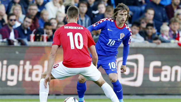 Norsk fotbalista Markus Henriksen brn Luku Modrie z Chorvatska.