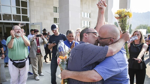 Homosexuln pry z Rowan County oslavuj svj nov nabyt oddac list (8. z 2015).