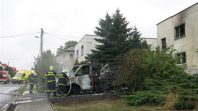 Hasiči museli ve středu dopoledne hasit dodávku i pokoj domu, do kterého se požár rozšířil.