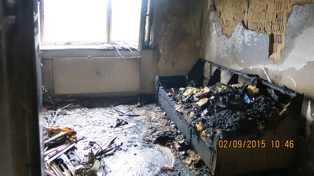 Vyhořelý pokoj v prvním patře rodinného domu, do kterého se požár rozšířil z hořícího auta stojícího před ním.