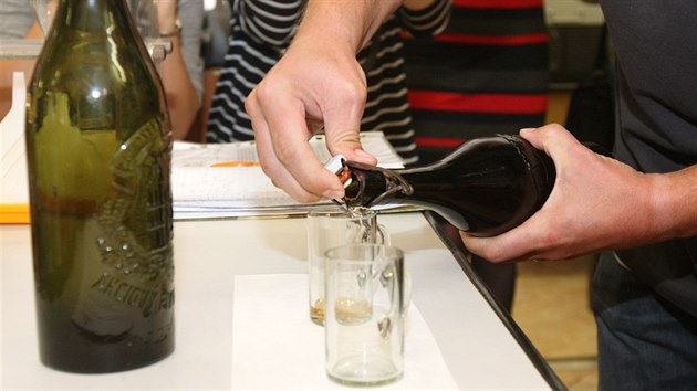 V perovskm pivovaru Zubr oteveli a ochutnali pivo z 80 let star lahve nalezen pi klidu pdy.