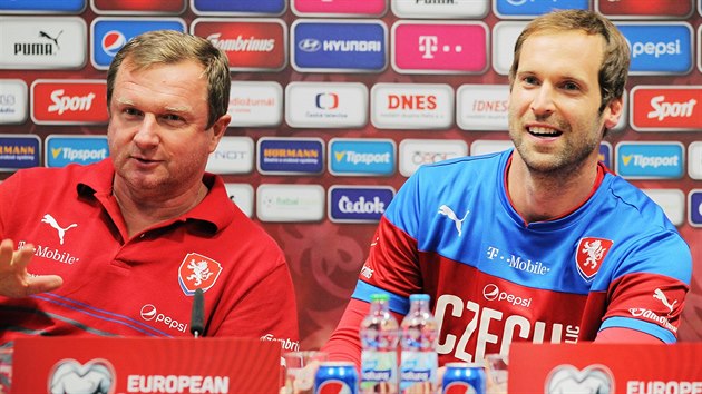 Reprezentan trenr Pavel Vrba (vlevo) a brank Petr ech na tiskov konferenci.