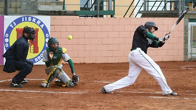 Momentka ze softballovho zpasu Hroi Havlkv Brod - Tempo Praha