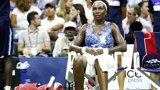 Venus Williamsov odpov bhem tvrtfinle US Open se sestrou Serenou