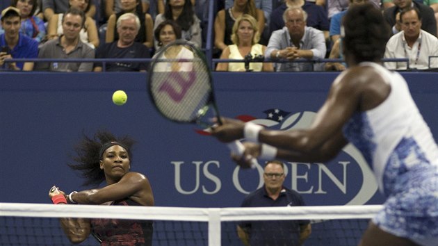 SOUROZENECK BOJ. Serena (elem) a Venus Williamsovy pi jedn z vmn ve tvrtfinle US Open.