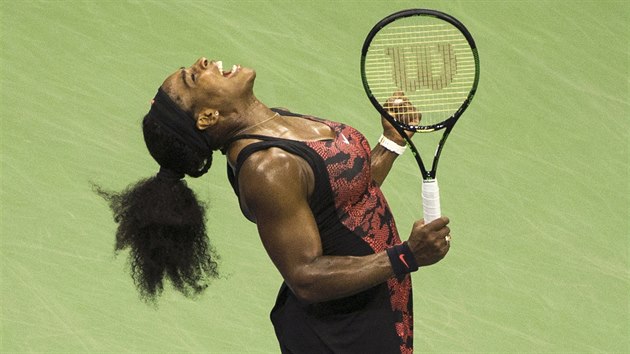J TO DOKZALA. Obvykle Serena Williamsov s emocemi po zpasech se sestrou et. Po vyhranm tvrtfinle US Open jim ale dala voln prchod.