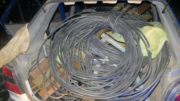 Zlodj ukradl asi kilometr kabel veejnho osvtlen (6. 9. 2015).