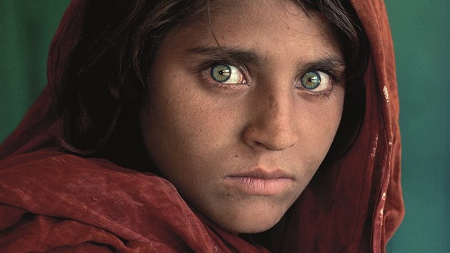 Slavný snímek nazvaný Afghánská dívka pořídil fotograf McCurry v uprchlickém táboře u pákistánksého Péšávaru v roce 1984.