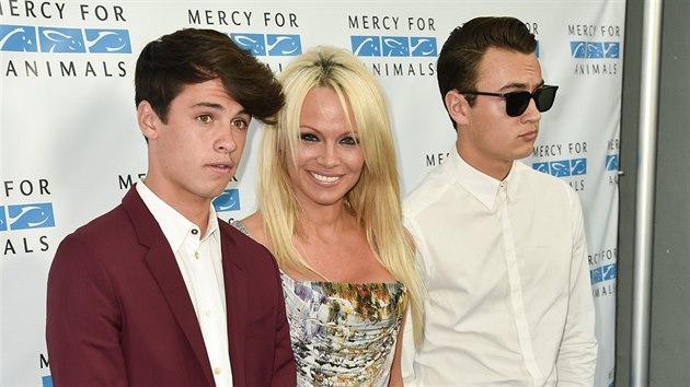 Pamela Andersonov a jej synov Dylan Jagger Lee a Brandon Thomas Lee (Culver City, 29. srpna 2015)