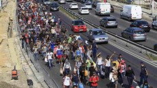 Stovky migrant� vyrazily p�ky z Budape�t� do Rakouska. (4. zá�í 2015)