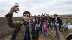 Migranti z Kobani si fotí selfie na hranicích Srbska a Ma�arska. (5.zá�í 2015)