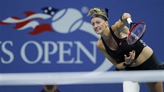 Petra Kvitová podává v utkání s Johannou Kontaovou v osmifinále US Open.
