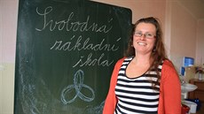 Za my�lenkou Svobodné základní �koly stojí Kristýna Brabcová.