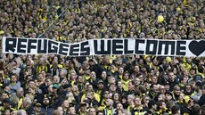 VÍTEJTE! Část fanoušků na německých a anglických stadionech vyjádřila...