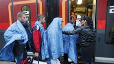 Vyerpaní uprchlíci se zahívají na nádraí v rakouském mst Nickelsdorf....
