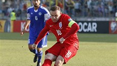 Anglický fotbalista Wayne Rooney stílí z pokutového kopu první gól San Marinu...