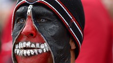 �ERVENO�ERNÍ. Fanou�ek amerického fotbalu sleduje sv�j oblíbený tým Ottawu...