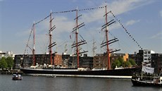 Jeden z nejvtích obr kotvících v pístavu bhem ptidenní pehlídky nejvtích plachetnic svta Sail Amsterdam 2015, ruská plachetnice Mir s délkou 110 metr.