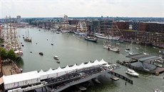 Jeden z největších obrů kotvících v přístavu během pětidenní přehlídky největších plachetnic světa Sail Amsterdam 2015, ruská plachetnice Mir s délkou 110 metrů.