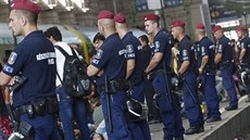 Policie hlídá uprchlíky na nástupiti budapeského nádraí Keleti. (3. záí...