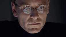 Herec Michael Fassbender jako Steve Jobs ve stejnojmenném snímku (2015)