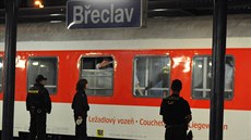 V noci na úterý policie zadržela na nádraží v Břeclavi asi dvě stovky...