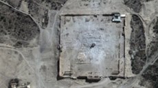 Belv chrám v Palmýe ped (nahoe) a po útoku Islámského státu (31. srpna...
