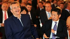 Jaroslav Tvrdík a Tian Guoli p�i slavnostním otev�ení pobo�ky Bank of China v...