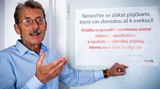 Majitel a éf spolenosti Juta Jií Hlavatý do svých továren umístil cedule...