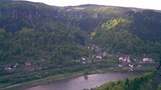 Labské údolí mezi Dínem a Nmeckem. Na snímku obec Dolní leb.