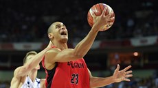 Belgický basketbalista Jean Salumu zakon�uje v utkání mistrovství Evropy.