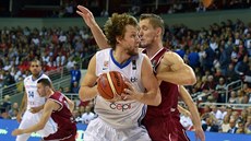 eský basketbalista Jan Veselý se pokouí prosadit proti lotyské obran.