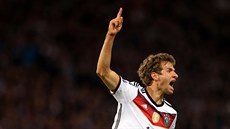 Německý fotbalista Thomas Müller slaví gól.