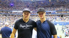 Hokejisté Vojt�ch Mozík (vlevo) a Pavel Zacha p�inesli na US Open Pet�e Kvitové...