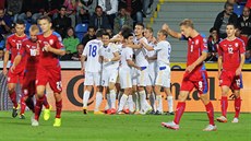 RADOST I ZMAR. Zatímco hrá�i Kazachstánu se radují z gólu, �e�tí fotbalisté...