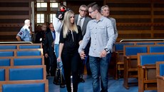 Lukáš Nečesaný s manželkou u hradeckého krajského soudu (2.9.2015).
