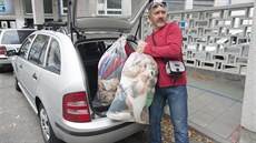 Zlínský herec Radoslav �opík p�iná�í dary do sbírky pro syrské uprchlíky.