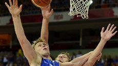 �eský basketbalista Jan Veselý (vpravo) bojuje pod ko�em s Gertem Dorbekem z...