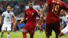 Španělský fotbalista  Sergio Ramos  rozehrává míč v duelu se Slovenskem.