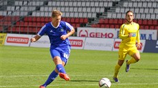 Olomoucký Jakub Rolinc střílí pátý gól do sítě Varnsdorfu.