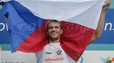 Skifař Ondřej Synek slaví s českou vlajkou svůj čtvrtý titul mistra světa.
