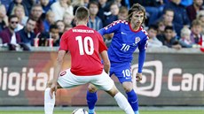 Norský fotbalista Markus Henriksen brání Luku Modrie z Chorvatska.