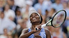 Venus Williamsová se usmívá po hladkém postupu do čtvrtfinále US Open.