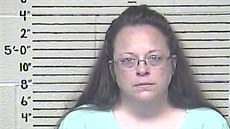 Kim Davisová, úednice z Kentucky, která odmítla vydávat oddací listy...