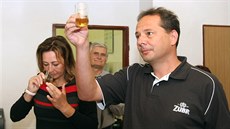 V perovském pivovaru Zubr oteveli a ochutnali pivo z 80 let staré lahve...